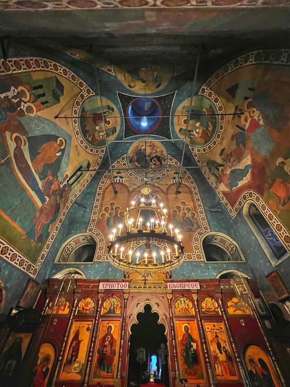 Интерьер храма и свечи